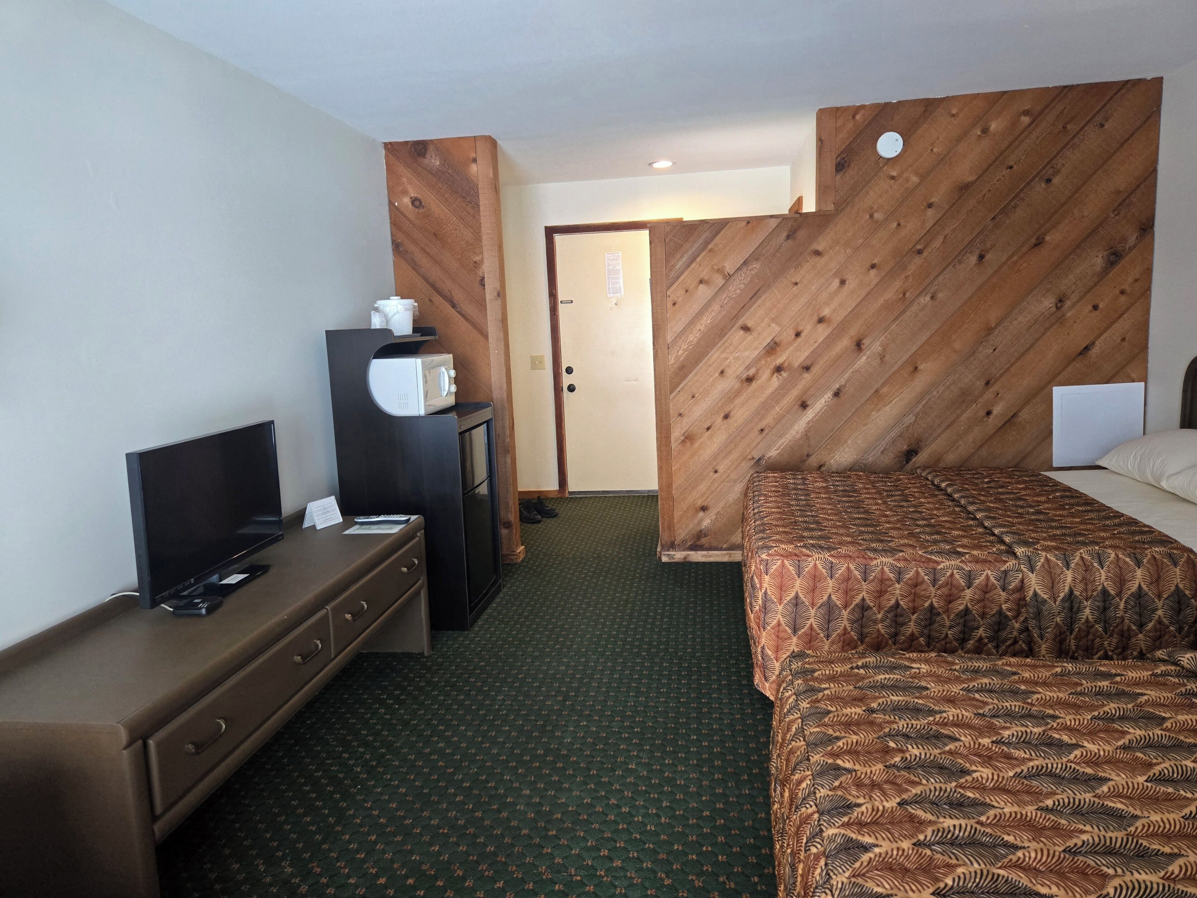 Standard Room, 2 Queen Beds, Patio, Lake View | Desk, blackout drapes, iron/ironing board, free WiFi