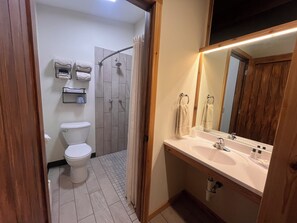 Deluxe Room, 1 King Bed, Balcony, Lake View | Bathroom | Combined shower/tub, free toiletries, hair dryer, towels - Timber Inn (Phillips)