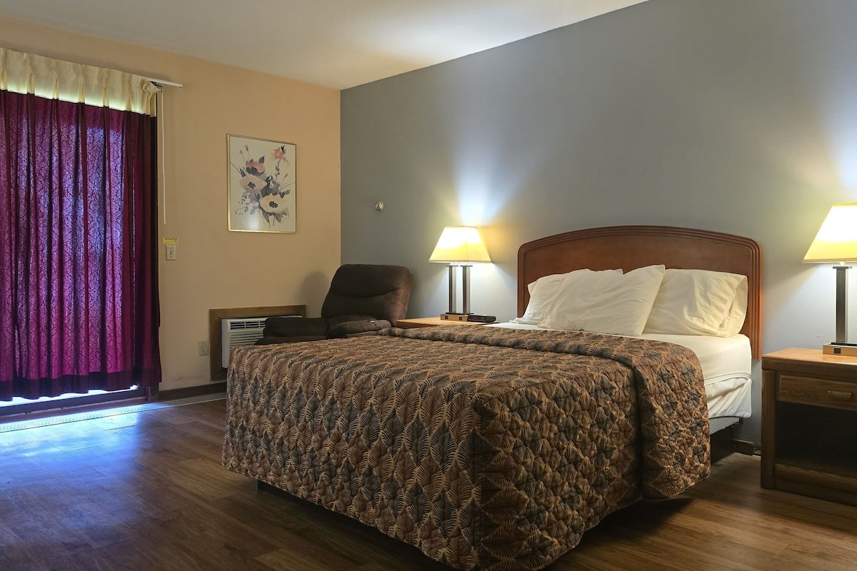 Queen Room - Disability Access | Desk, blackout drapes, iron/ironing board, free WiFi