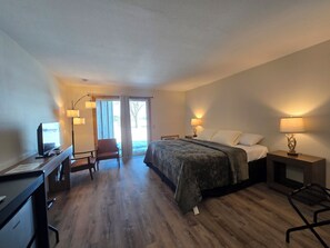 Standard Room, 1 King Bed, Mobility Accessible, Lake View - Timber Inn (Phillips)