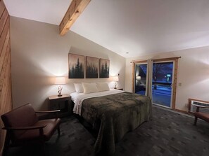 Deluxe Room, 1 King Bed, Balcony, Lake View - Timber Inn (Phillips)