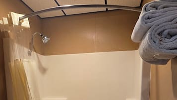 Quarto standard, 1 cama Queen, vista para o lago | Banheiro | Chuveiro/banheira combinados, produtos de toalete grátis