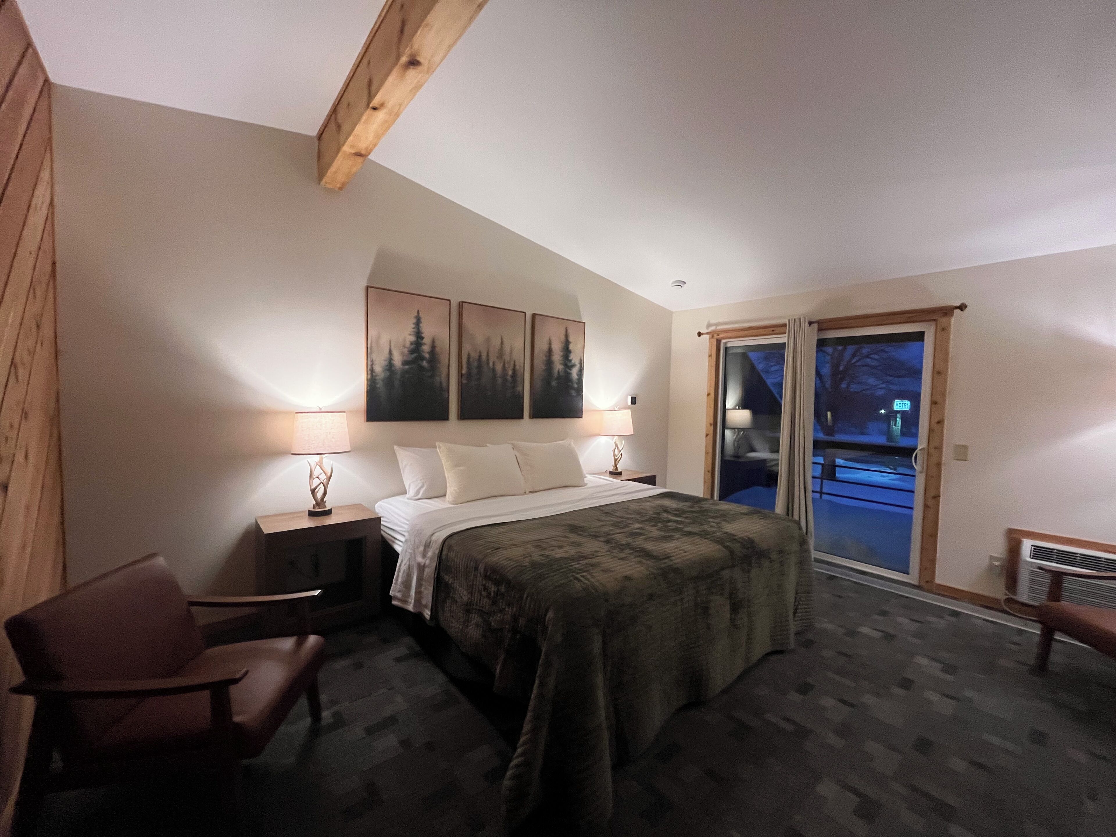 Deluxe Room, 1 King Bed, Balcony, Lake View