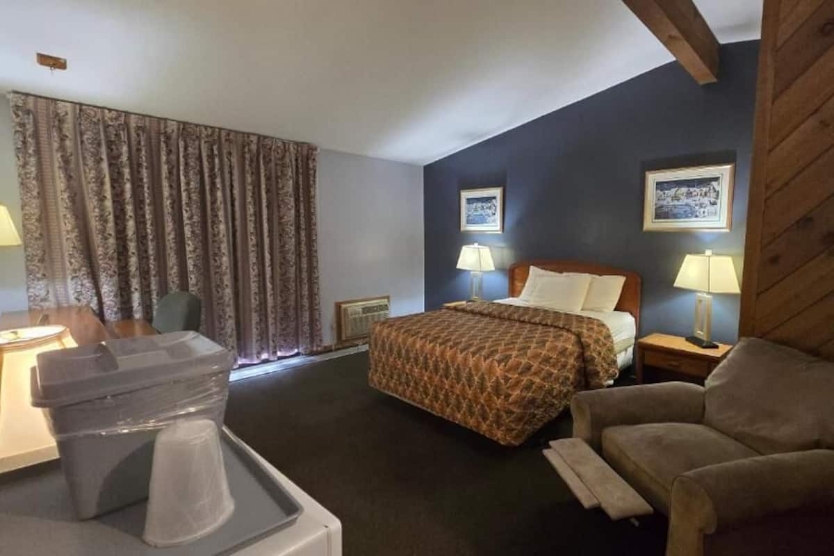 Standard Room, 1 Queen Bed, Lake View | Desk, iron/ironing board, free WiFi, bed sheets