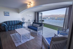 Apartment (Ground Floor) | Ruang tamu | TV skrin rata