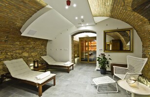 Un área de spa con sillones reclinables, una mesa y un espejo.