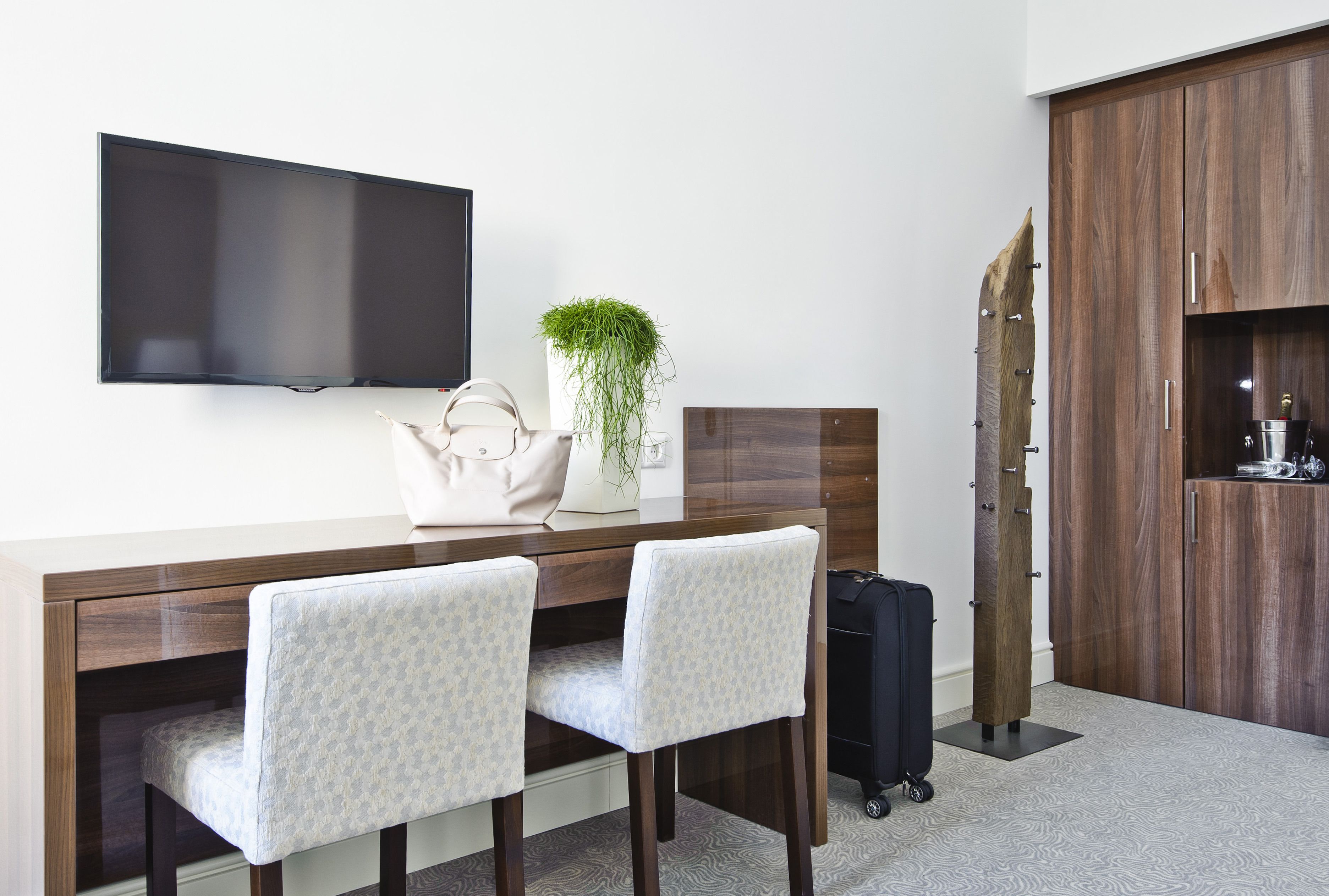 junior double or twin room | 1 bedroom, premium bedding, minibar, in-room safe