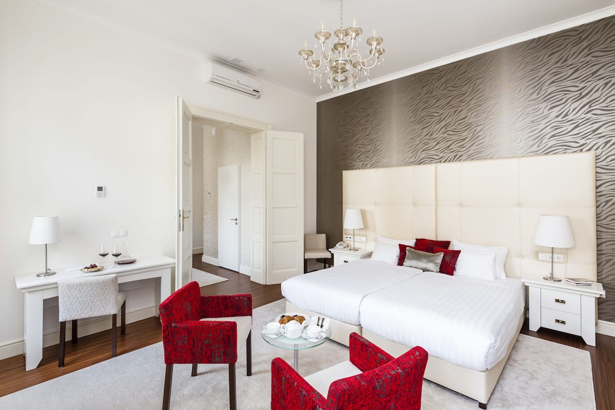 suite | 1 bedroom, premium bedding, minibar, in-room safe
