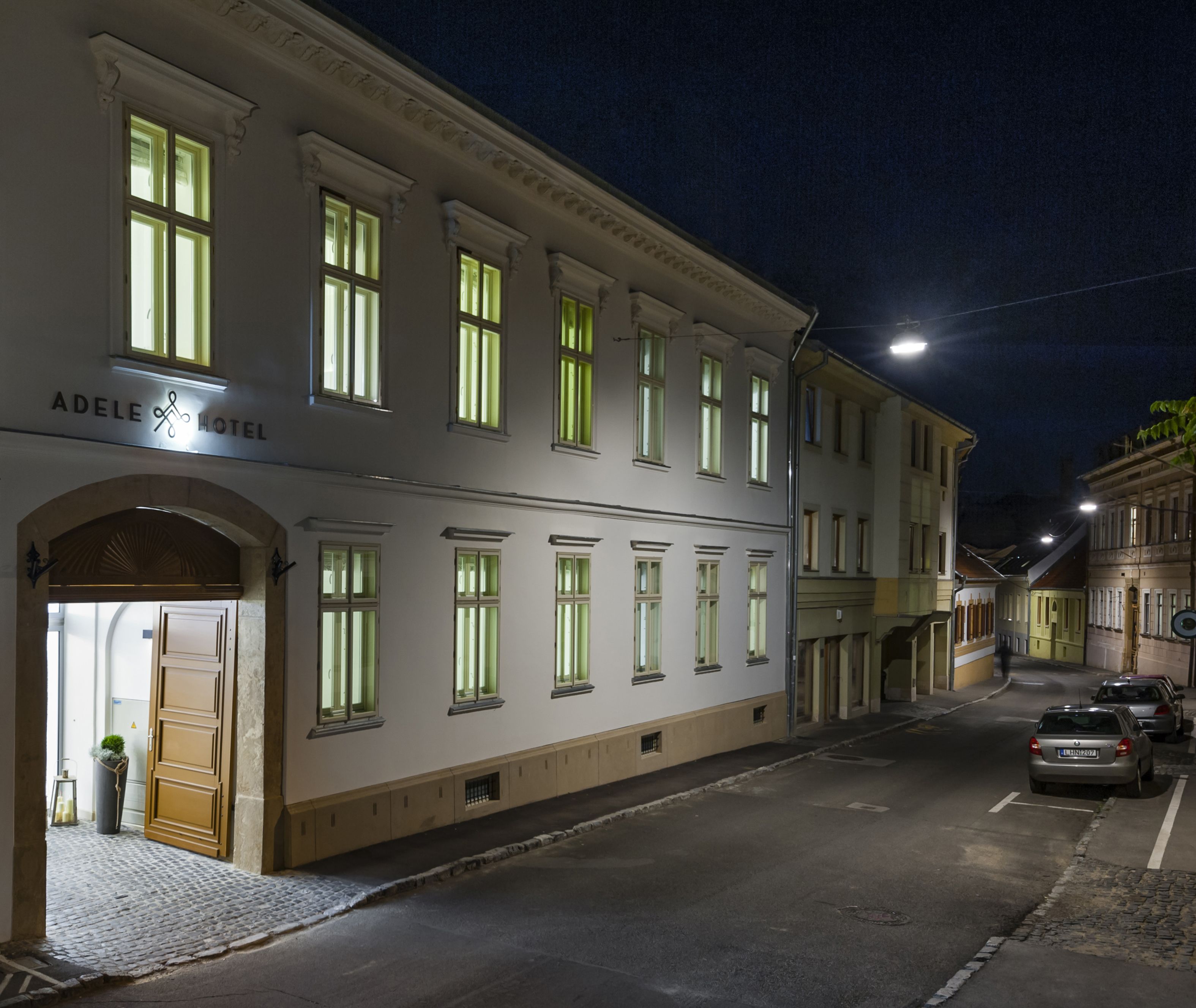 Mặt tiền nơi lưu trú - ban đêm