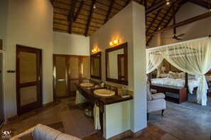 Hypo-allergenic bedding, free minibar items, in-room safe - Inyati Game Lodge (Sabi Sand Reserve)