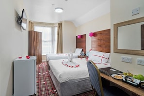 In-room safe, desk, blackout drapes, soundproofing - Lucky 8 Hotel (Ilford)