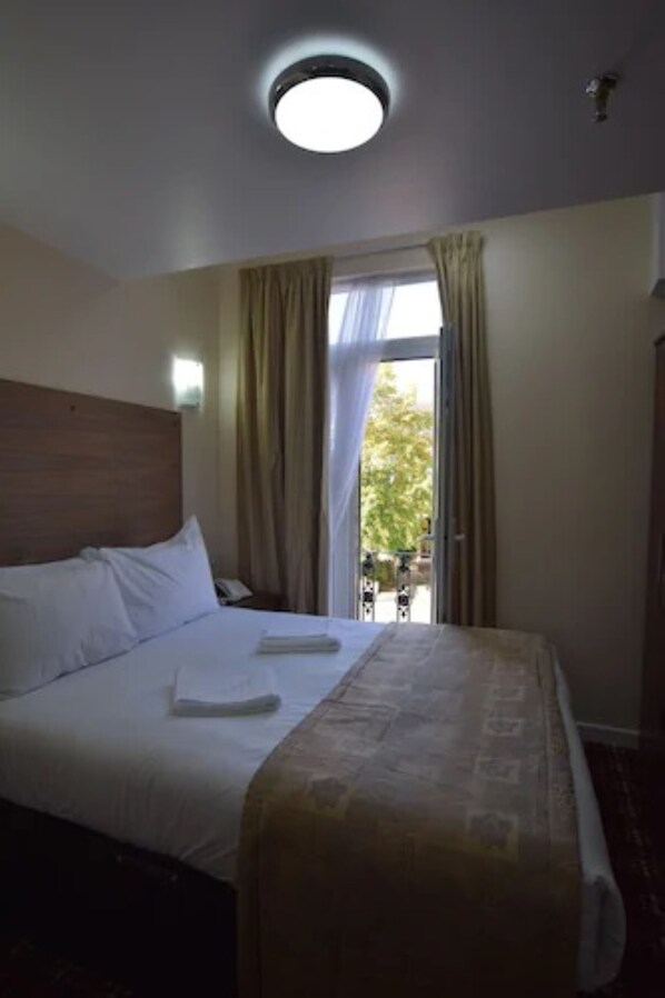 客房內保險箱、書桌、遮光布/窗簾、隔音