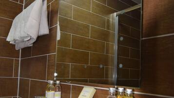 Toalettartikler (inkludert), hårføner og håndklær