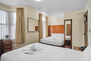 Superior Quadruple Room | In-room safe, desk, blackout drapes, soundproofing - Lucky 8 Hotel (Ilford)