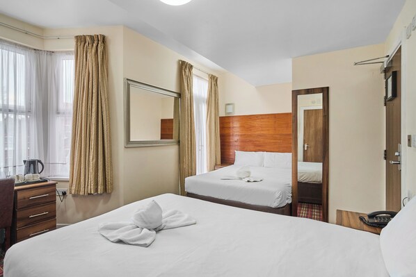 高级四人房 | 客房内保险箱、办公桌、遮光窗帘、隔音