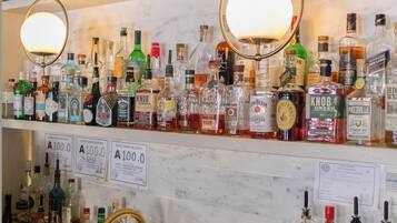 4 restaurants servant le petit déjeuner, le déjeuner et le dîner