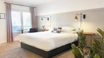 Premium Room, 1 King Bed | Premium bedding, minibar, individually decorated, individually furnished