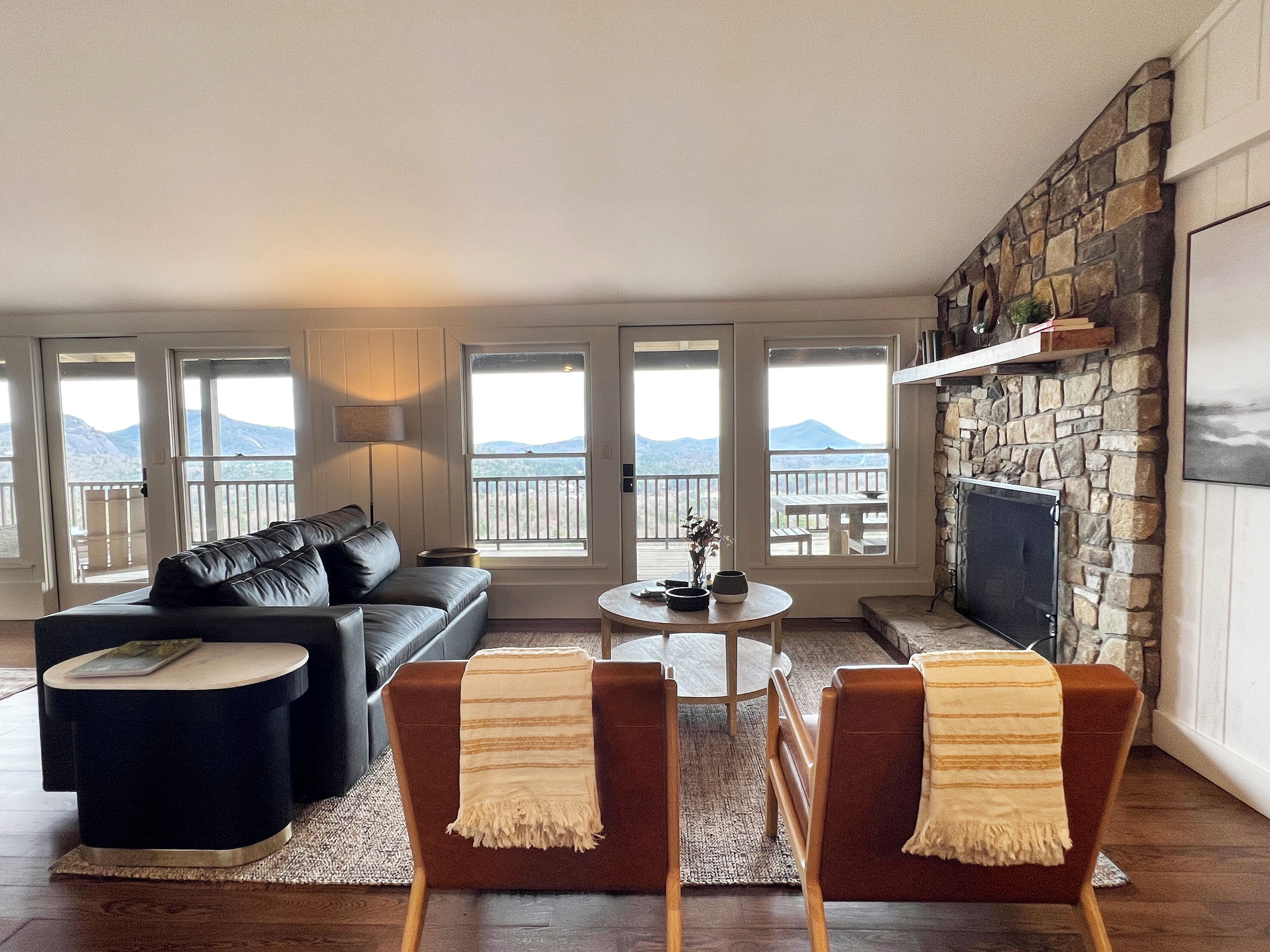 ラグジュアリー ハウス | リビング エリア | 薄型テレビ、暖炉