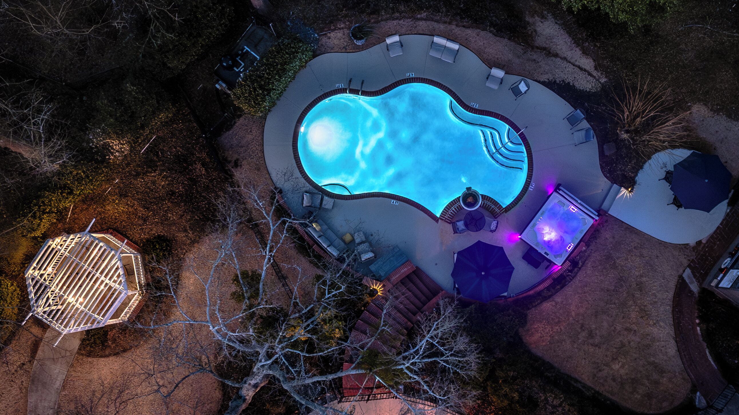 Piscine extérieure, parasols, chaises longues