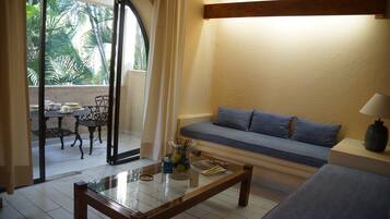 Suite, 1 habitación | Sala de estar | Televisión de pantalla plana de 32 pulgadas con canales por cable