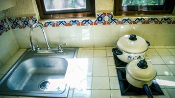 Refrigerador, parrilla de estufa y utensilios de cocina