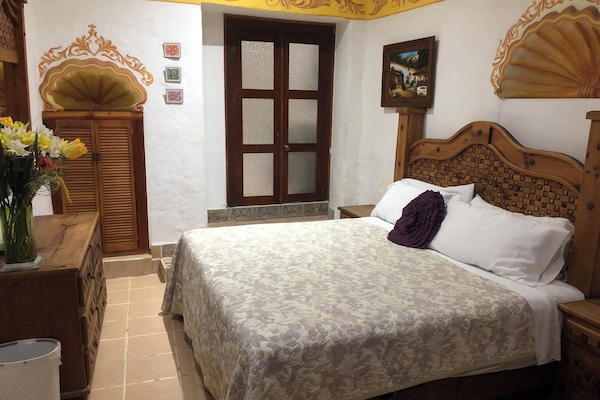Camera familiare, 1 camera da letto | Una cassaforte in camera, ferro/asse da stiro, Wi-Fi gratuito, lenzuola