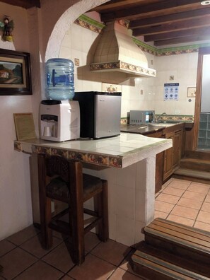 In-room safe, iron/ironing board, free WiFi, bed sheets - Hotel Eden de los Angeles (San Miguel de Allende)