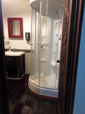 Standard Room | Bathroom | Shower, free toiletries, hair dryer, slippers