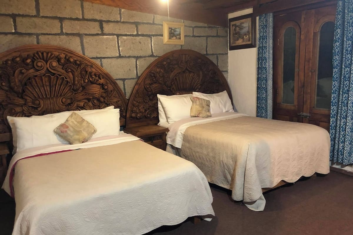 Chambre familiale double | Coffre-fort, fer et planche Ă repasser, accĂšs au Wi-Fi (inclus)