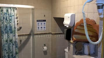 Camera Standard, 1 letto matrimoniale | Bagno | Doccia, set di cortesia gratuito, pantofole, asciugamani