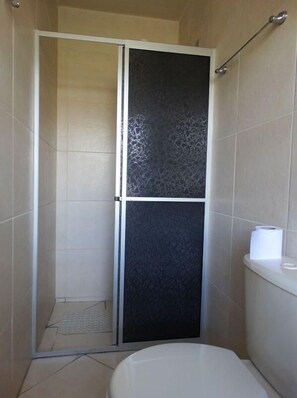 Standard Double Room | Bathroom | Shower, towels - Hotel Ermitage (Santana do Livramento)