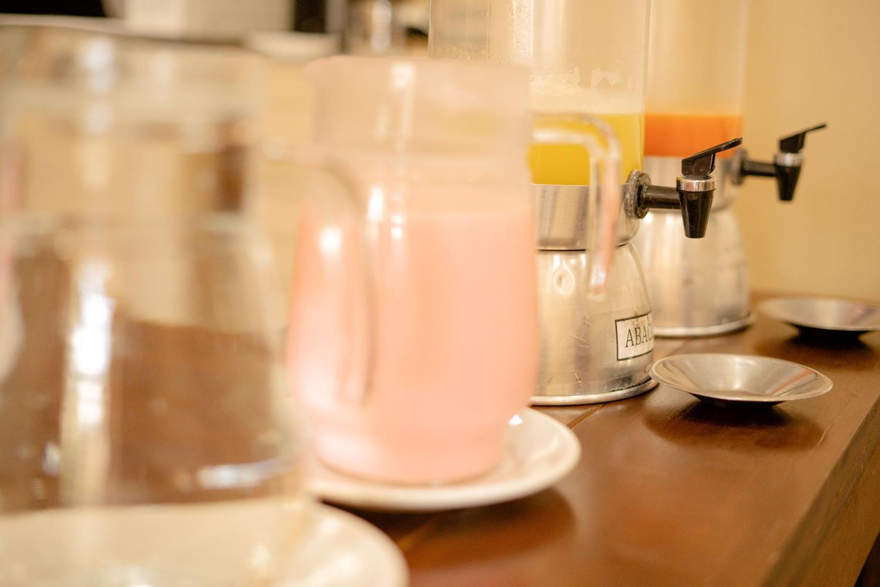 Een bar met een drankdispenser en glazen.