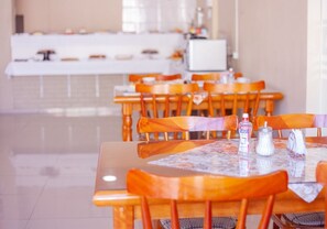 含每日吃到飽早餐