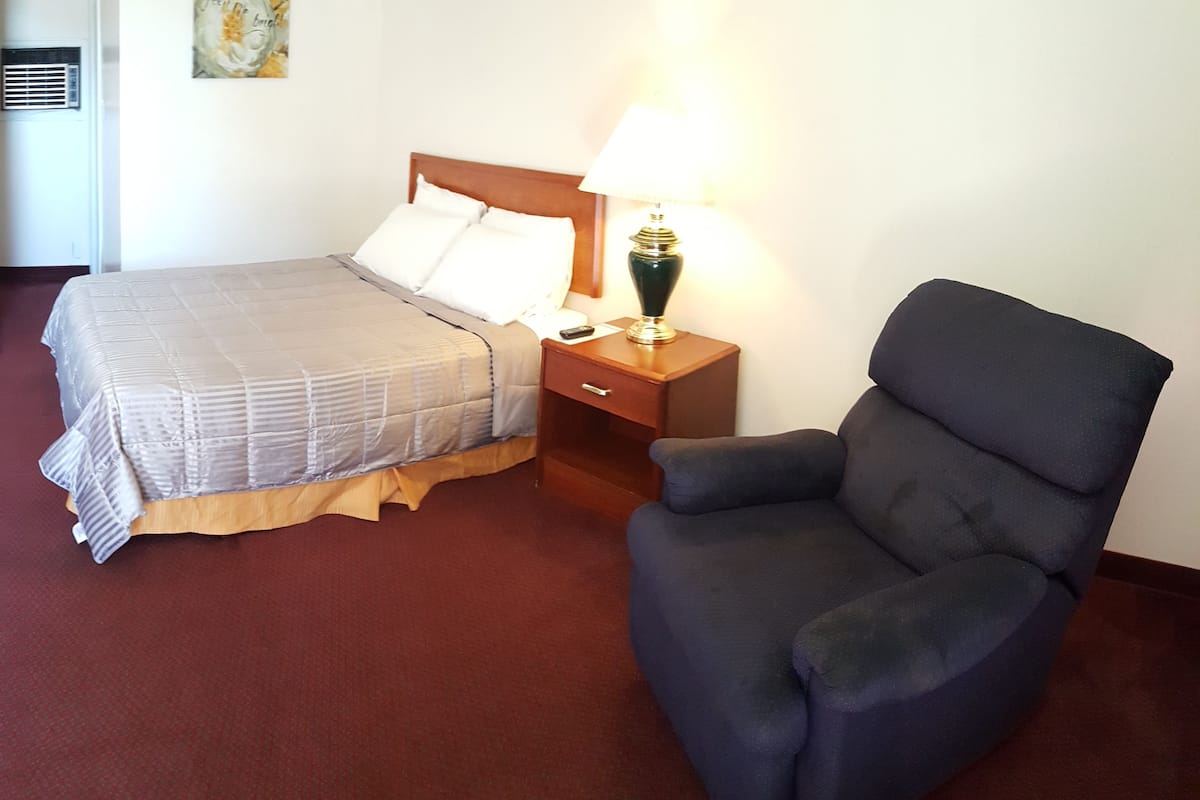 Economy-Zimmer, 1 Queen-Bett, Raucher, Kühlschrank und Mikrowelle | Ausblick vom Zimmer