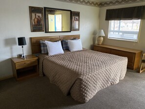 Standard Room, 1 King Bed | Free WiFi, bed sheets - Rainbow Inn & Cottages (Carrizozo)