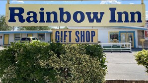 A sign for Rainbow Inn with a gift shop below. - Rainbow Inn & Cottages (Carrizozo)