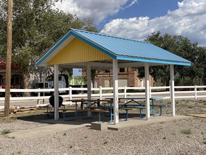 BBQ/picnic area - Rainbow Inn & Cottages (Carrizozo)