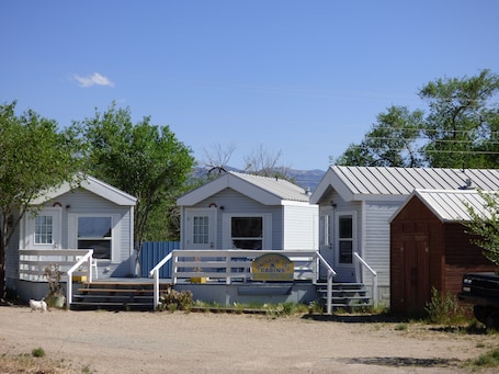Exterior. Rainbow Inn & Cottages