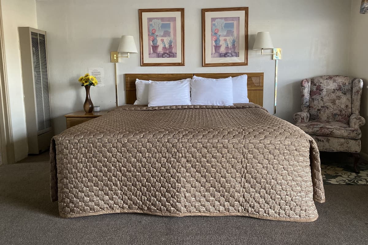 Standard Room, 1 King Bed | WiFi (free), bed sheets