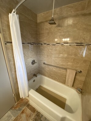 Combined shower/bathtub, towels - Rainbow Inn & Cottages (Carrizozo)