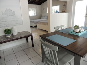 Phòng Suite dành cho gia đình, 2 giường cỡ queen, phù hợp cho người khuyết tật, bếp nhỏ | Khu phòng khách | TV màn hình phẳng 20-inch có truyền hình cáp, TV 