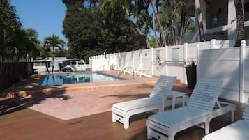 Una piscina al aire libre (de 09:00 a 21:00), tumbonas