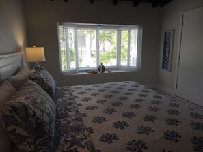 Suite, 1 King Bed with Sofa bed, Kitchenette, Oceanfront | In-room safe, individually decorated, individually furnished - Sands of Islamorada (Islamorada)