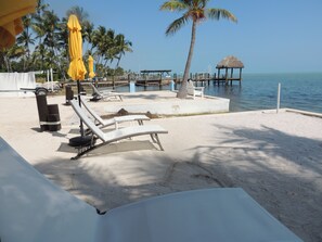 Beach umbrellas, beach towels - Sands of Islamorada (Islamorada)