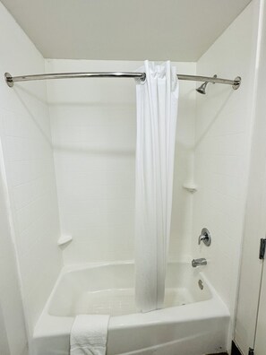 Combined shower/tub, rainfall showerhead, designer toiletries, towels