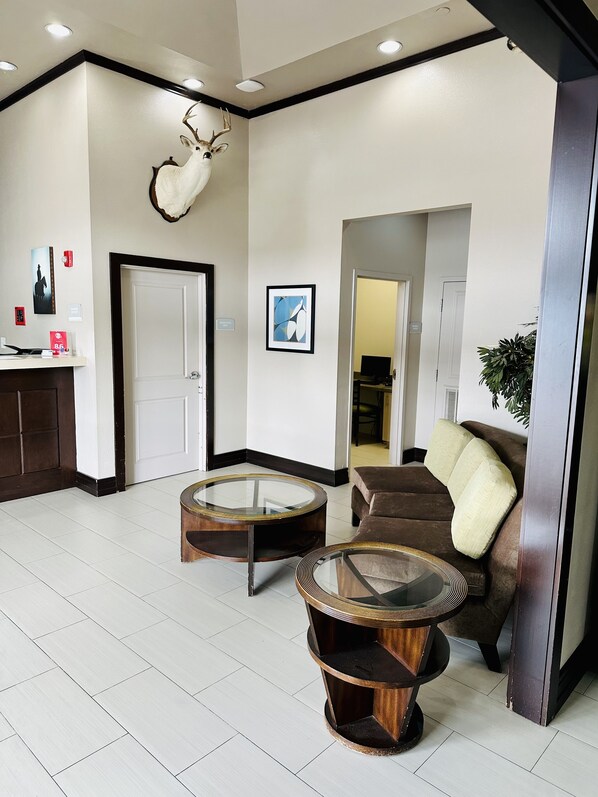Lobby sitting area - Lone Star Inn (El Campo)