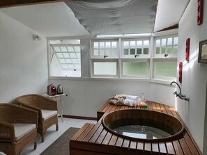 雙人療程室、身體療程、泥浴、熱石按摩、深層組織按摩、體膜護理