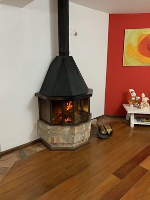 32-inch flat-screen TV with cable channels, TV - Hotel Hospedaria Provençal (Canela)