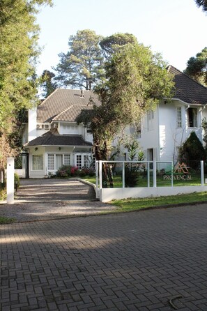 Front of property - Hotel Hospedaria Provençal (Canela)
