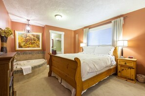 Suite, 1 Queen Bed with Sofa bed (Creekside Suite) | Individually decorated, individually furnished, iron/ironing board
